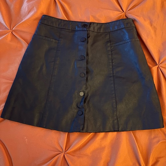 H&M Divided Black Faux Leather Skirt with Button Front & Pockets - Picture 5 of 6